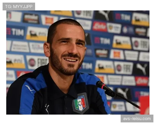 人物特写:36岁的博努奇在训练中亲自示范后卫线上提参与压迫的时机选择 人物特写:36岁的博努奇在训练中亲自示范后卫线上提参与压迫的时机选择